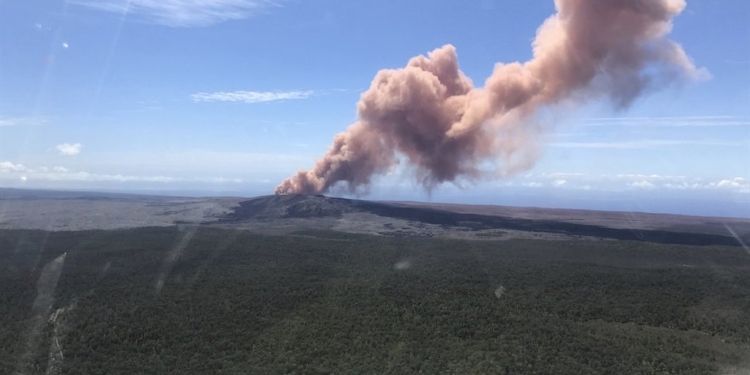 Вулкан Килауэа на Гавайях выбросил столб пепла высотой в 9 км