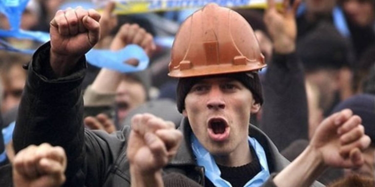 Крупнейший металлургический комбинат Украины под давлением бастующих согласился увеличить оплату труда на треть уже с мая