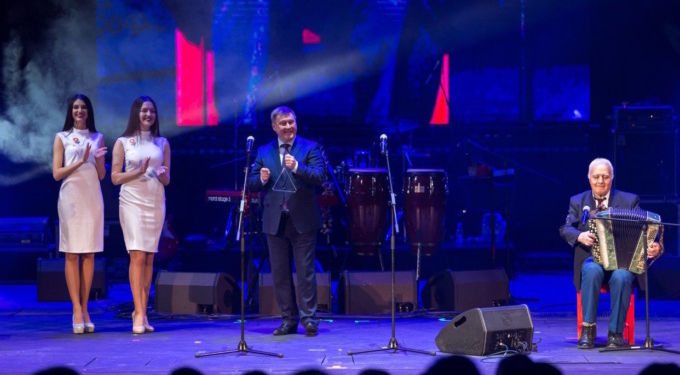 Российский мэр выступил с пламенной речью на премии. Его секретарю пришлось объяснять, что политик не был пьян