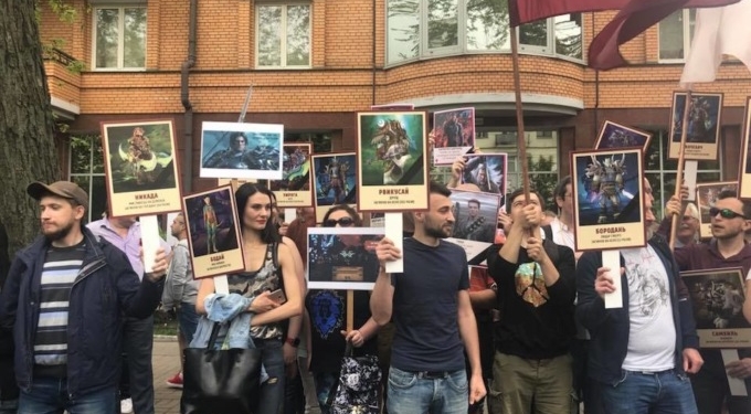 В Киеве вместо военных плакатов участники на акцию пришли с изображениями персонажей World of Warcraft