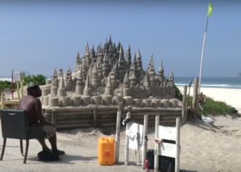 Бразилец прожил 22 года в песочном замке на пляже