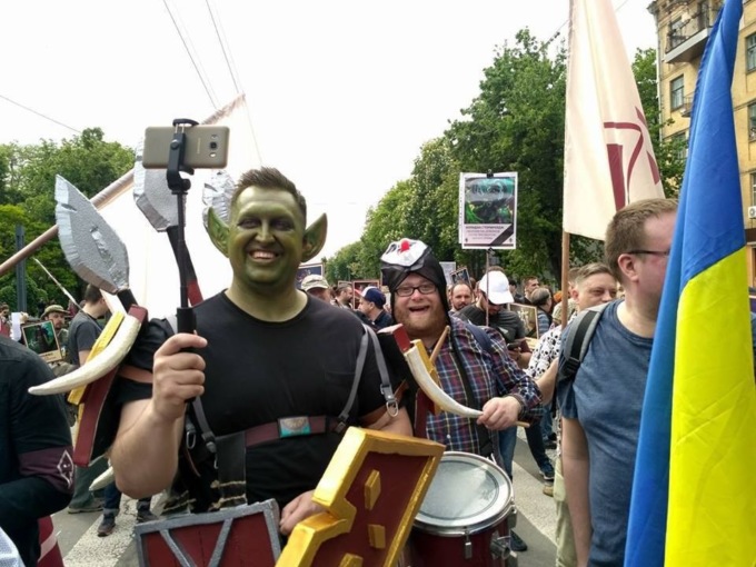 В Киеве вместо военных плакатов участники на акцию пришли с изображениями персонажей World of Warcraft 2