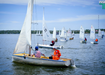 В Николаеве около 200 юных яхтсменов вышли на старт первой гонки нового парусного сезона