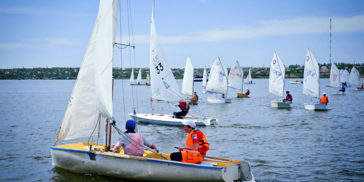 В Николаеве около 200 юных яхтсменов вышли на старт первой гонки нового парусного сезона
