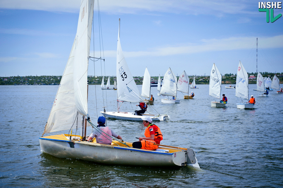 В Николаеве около 200 юных яхтсменов вышли на старт первой гонки нового парусного сезона