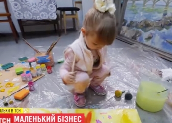 Картины трехлетней девочки из Днепра разбирают на выставках по $300 за одно полотно