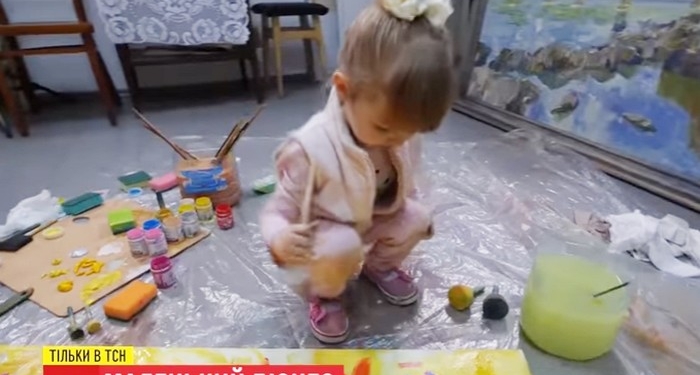 Картины трехлетней девочки из Днепра разбирают на выставках по $300 за одно полотно