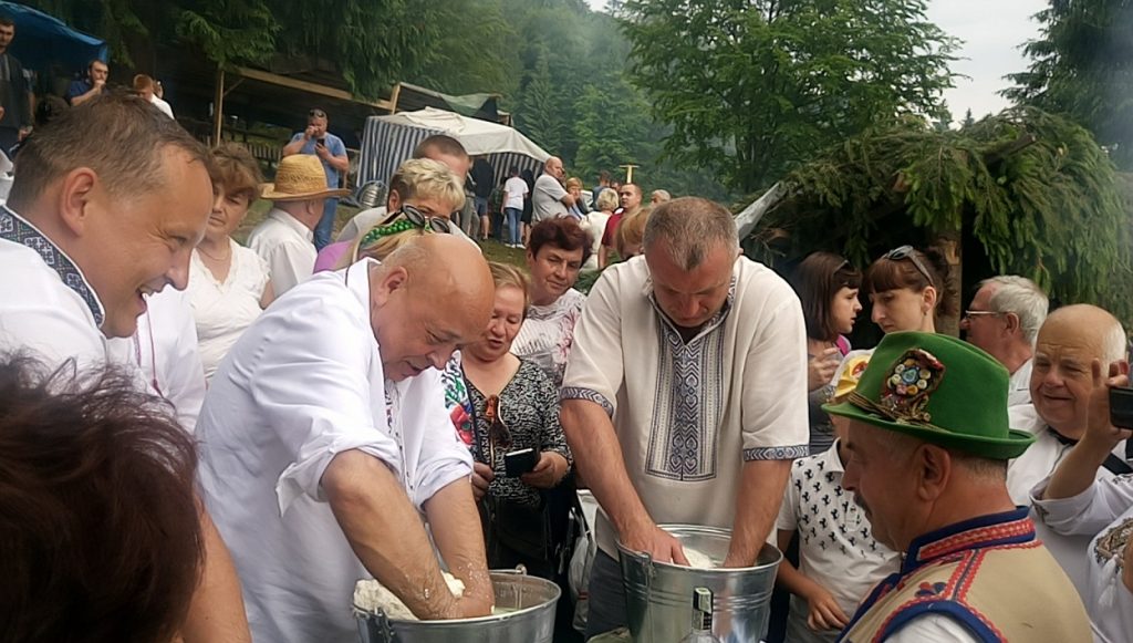 Губернатор Москаль победил в конкурсе сыроваров на фестивале в честь проводов отар 11