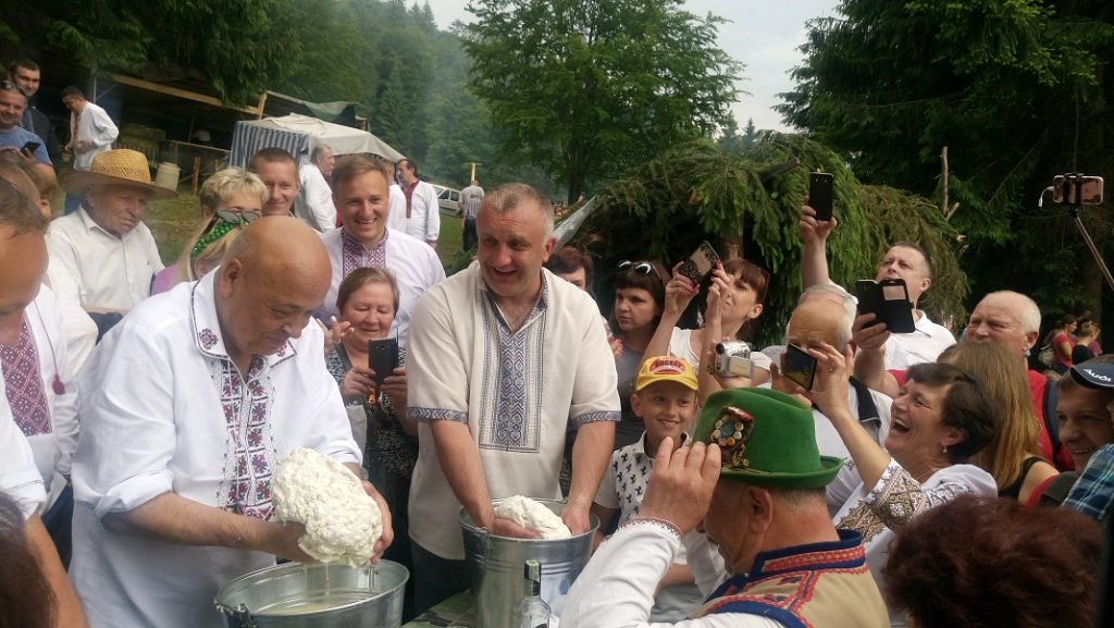 Губернатор Москаль победил в конкурсе сыроваров на фестивале в честь проводов отар 13