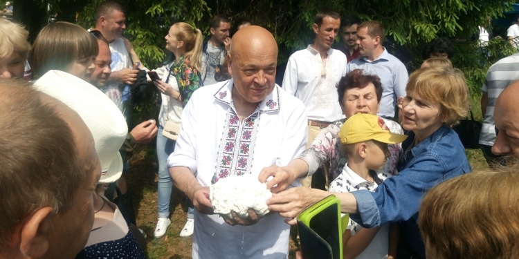 Губернатор Москаль победил в конкурсе сыроваров на фестивале в честь проводов отар