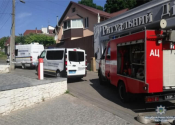 В Киеве из гранатомета обстреляли ритуальное бюро. Снаряд застрял в стене