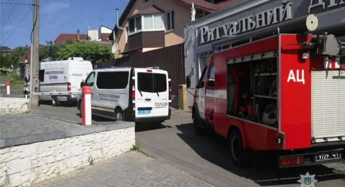 В Киеве из гранатомета обстреляли ритуальное бюро. Снаряд застрял в стене