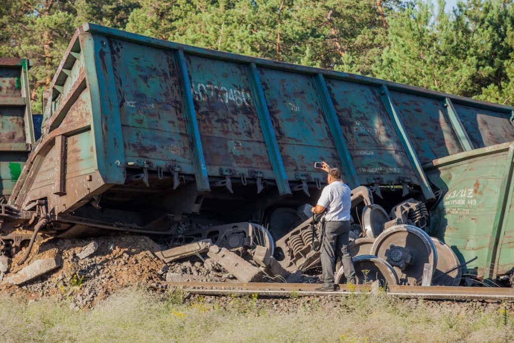 Из-за кражи болтов и скреплений железной дороги. В Днепре грузовой поезд во время движения сошел с рельсов 4