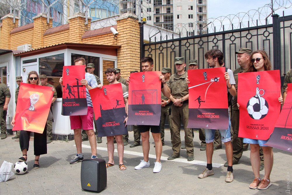В Одессе на территорию генконсульства России отфутболили кровавые мячи 3