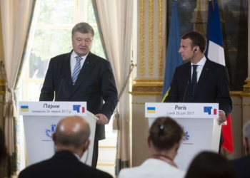О чем поговорили по телефону Макрон и Порошенко