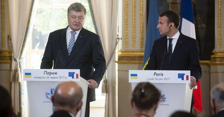О чем поговорили по телефону Макрон и Порошенко