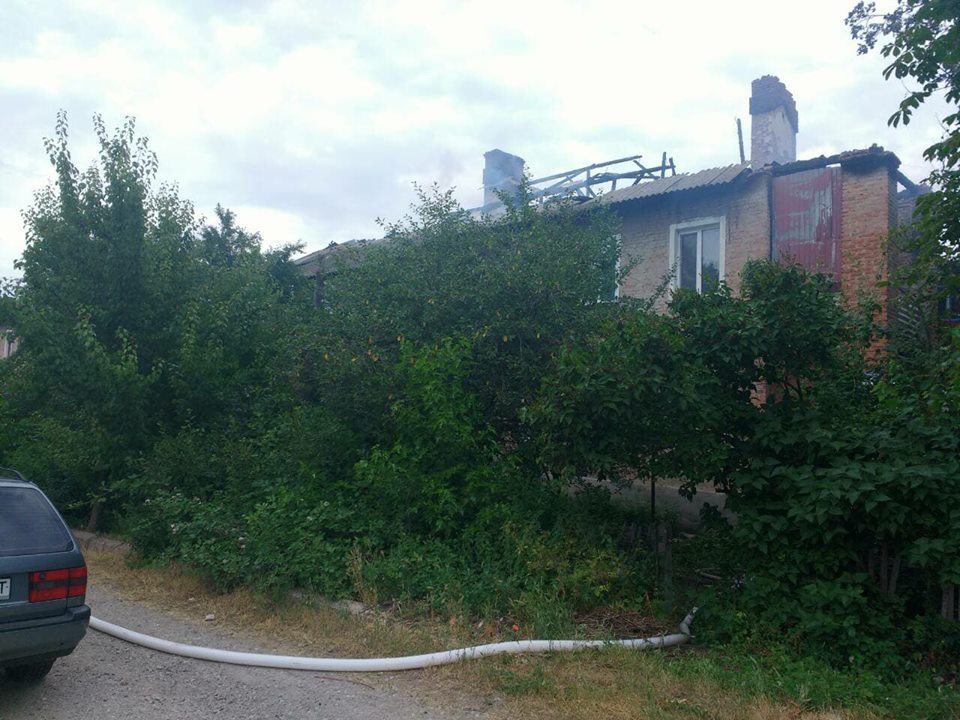 Когда крыша дома горит, это страшно: во время тушения пожара в Первомайске спасателям пришлось эвакуировать всех жильцов 1