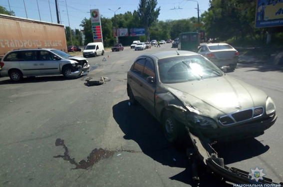 В Николаеве в одном и том же месте столкнулись 4 машины, а на киевской трассе в ДТП попал мотоциклист