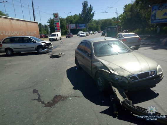 В Николаеве в одном и том же месте столкнулись 4 машины, а на киевской трассе в ДТП попал мотоциклист 3