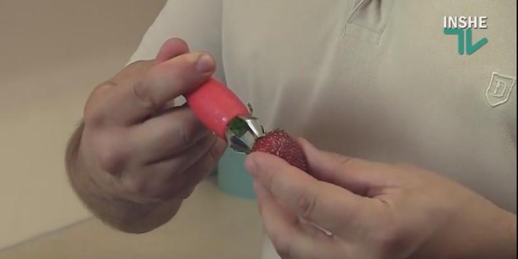 Чтобы и руки чистенькие, и ягода не мятая: испытываем приспособление для избавления клубники от хвостиков