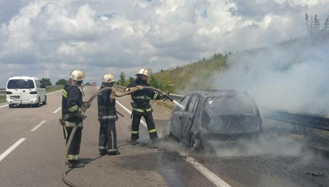 В Николаевской области на трассе «Киев-Одесса» загорелся легковой автомобиль