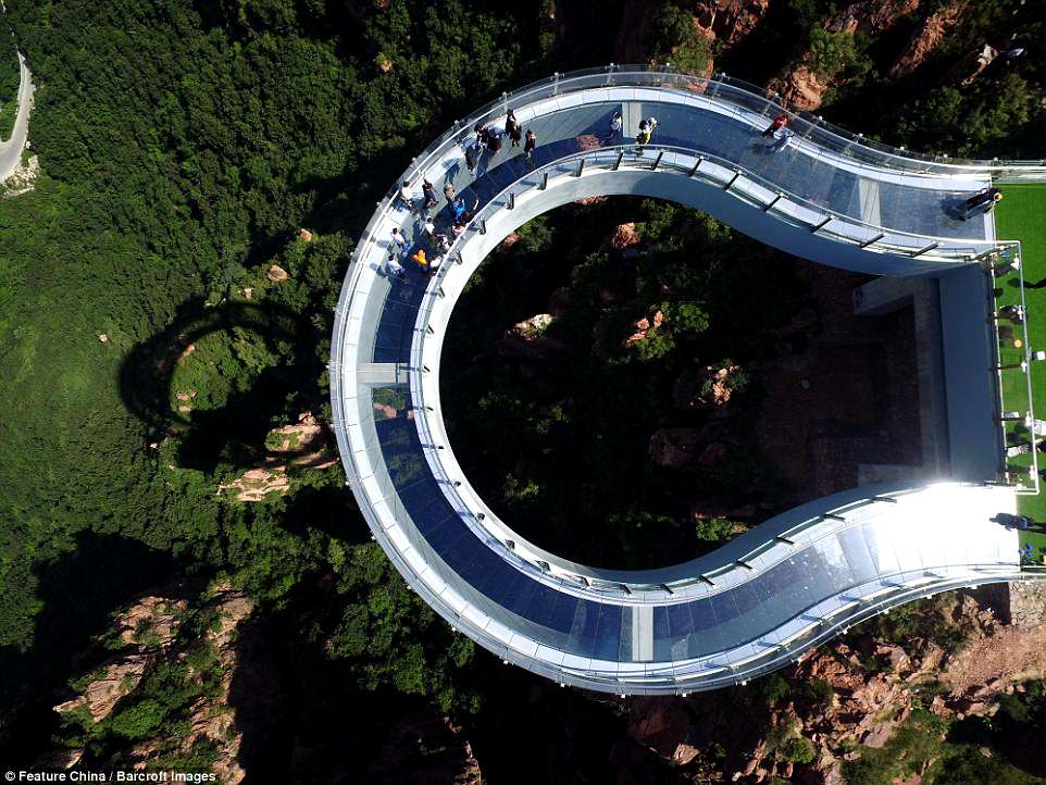 Китайцы продолжают развлекаться со стеклом: теперь у них есть стеклянная смотровая площадка в 360 метрах над землей 3