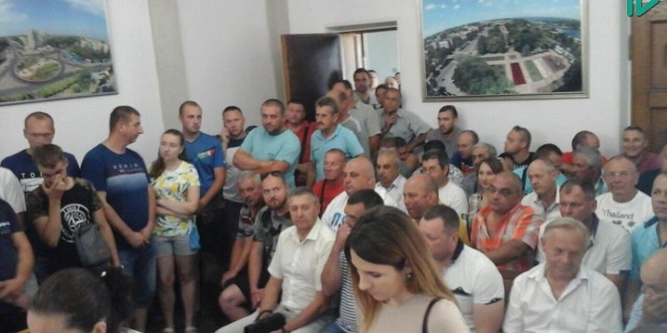 В Николаеве маршрутчики пришли на исполком требовать повышения тарифов на проезд