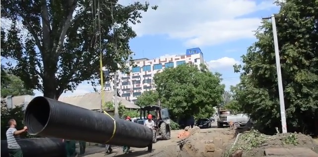 Сегодня проложены первые 18 метров нового коллектора по ул.Лесковой в Николаеве 1