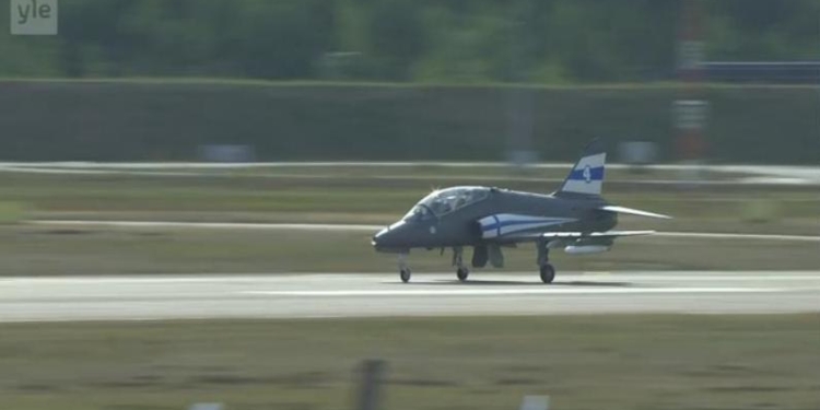 В Финляндии из-за аварии истребителя Hawk в субботу пришлось остановить авиашоу, посвященное 100-летию государства