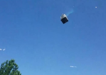 И летели они, разбрызгивая содержимое: в США ураганный ветер поднял в воздух уличные туалетные кабинки