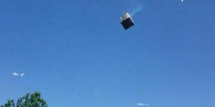 И летели они, разбрызгивая содержимое: в США ураганный ветер поднял в воздух уличные туалетные кабинки