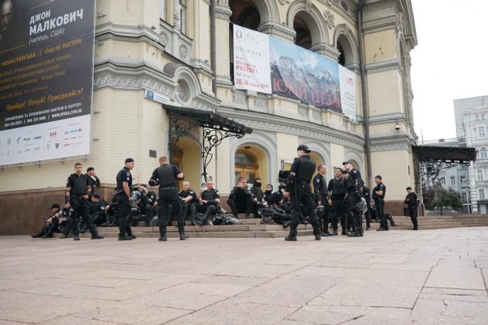 Киев в ожидании Марша равенства: у Оперного театра противники Марша ругаются с полицией, закрыты 3 станции метро 3