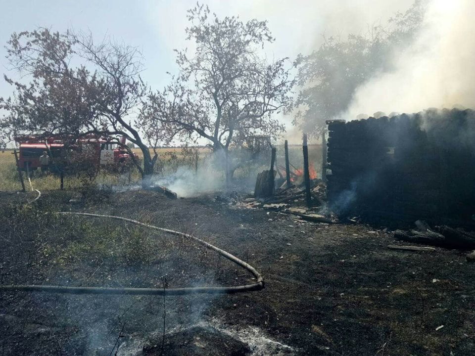 Николаевские спасатели за сутки четыре раза тушили пожары во дворах частных домов и на дачах 1