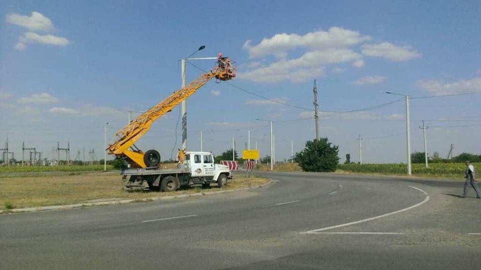 На пересечении ремонтируемых дорог Н-11 Николаев-Днепр и Т-15-08 Калиновка-Снигиревка восстановили наружное освещение 1