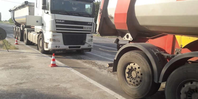 На Николаевщине две фуры поломались прямо на пункте ГВК, заблокировав его работу. В Укртрансбезопасности сомневаются в случайности происшествий