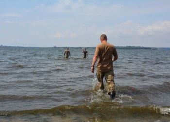 Николаевские десантники готовятся к прыжкам с парашютом на воду
