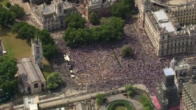 Британцы требуют нового референдума по Brexit – десятки тысяч человек вышли на демонстрацию 3