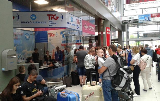 Им продали билеты на несуществующие рейсы? В «Жулянах» на несколько дней застряло почти 70 украинцев, которые должны были лететь в Тунис 3