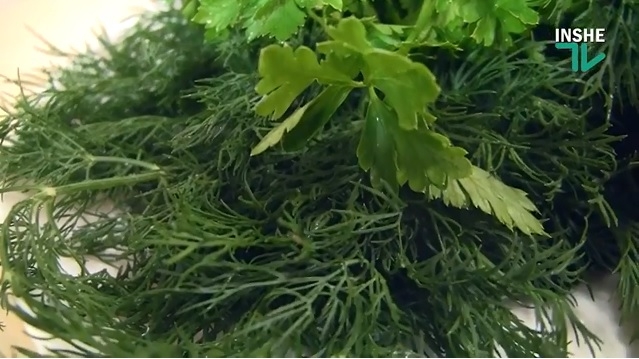 Можно ли эффективно и быстро подготовить листья зелени для салатов?