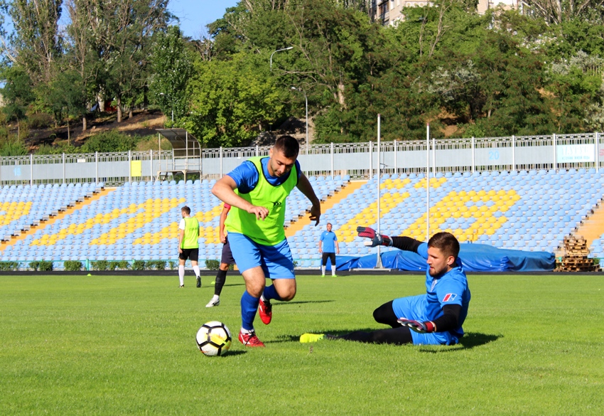 МФК «Николаев» готовится к новому сезону: вчера провели двухсторонку, завтра на выезде встретятся с «Таврией» 1