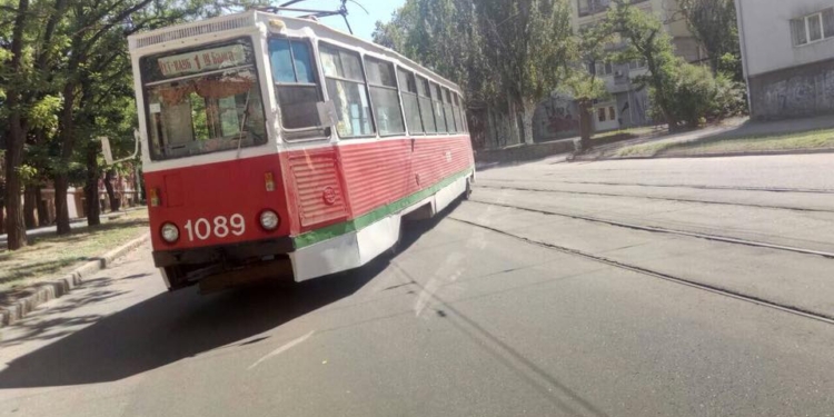 В Николаеве на улице Никольской трамвай сошел с рельсов