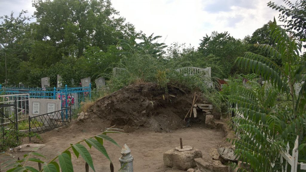 При уборке несанкционированной свалки на одном из кладбищ Николаева были найдены человеческие останки 3