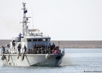 Перевернулось от перегруза: у берегов Ливии затонуло судно с более чем 120 беженцами на борту