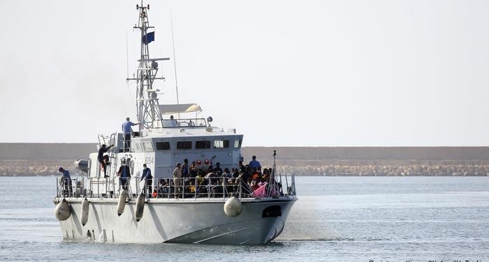 Перевернулось от перегруза: у берегов Ливии затонуло судно с более чем 120 беженцами на борту