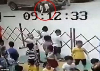 В Китае шесть воспитательниц детсада приподняли внедорожник, который наехал на мужчину