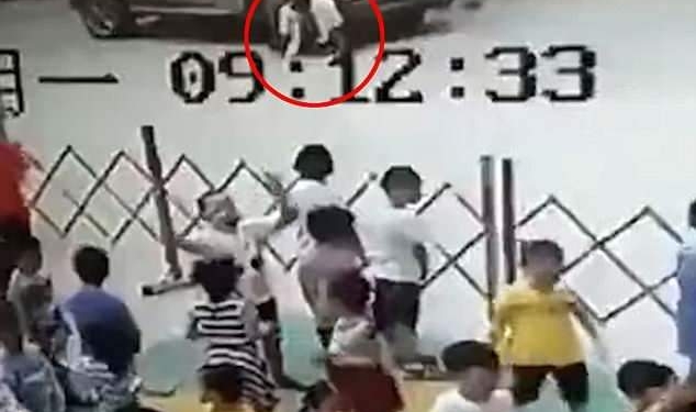 В Китае шесть воспитательниц детсада приподняли внедорожник, который наехал на мужчину