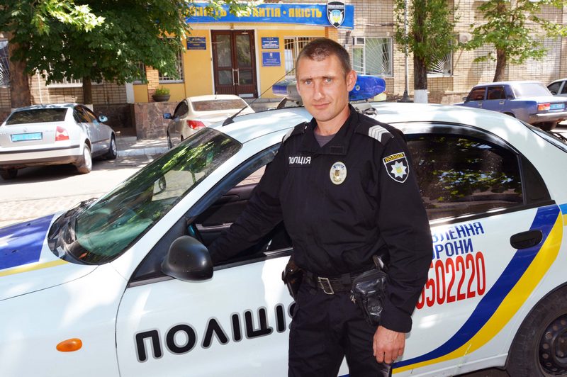 В Николаеве полицейские охраны задержали грабителя по горячим следам – он вырвал из рук посетителя кафе $700 3