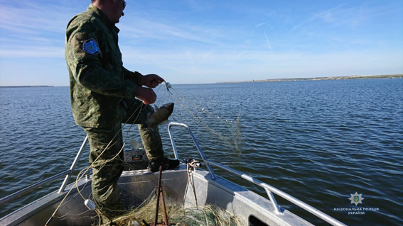 Николаевская водная полиция не дремлет: на Южном Буге и браконьеров поймала, и бесхозные сети изъяла 4