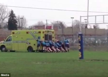 В Канаде группа девочек-подростков вытолкала застрявшую в грязи «скорую»