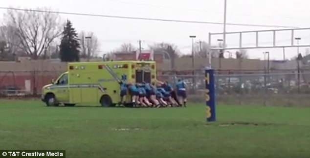 В Канаде группа девочек-подростков вытолкала застрявшую в грязи «скорую»